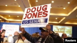 Un partisan démocrate célébrant la victoire de Doug Jones à Birmingham, Alabama, le 12 décembre 2017.