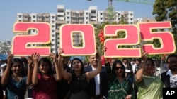 Los cristianos indios celebran el Año Nuevo después de ofrecer oraciones en una iglesia en Ahmedabad, India, el 1 de enero de 2025.