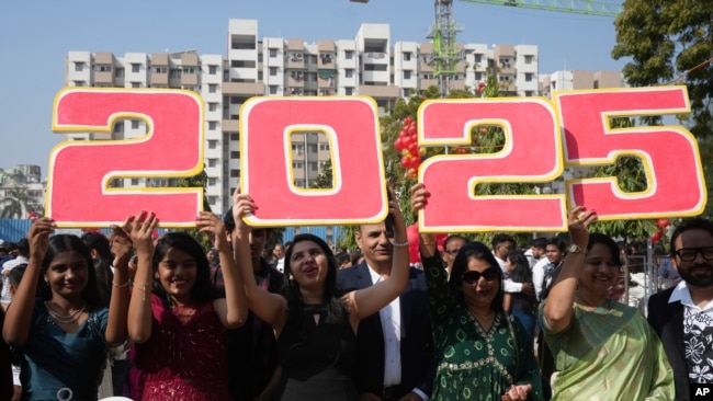 Los cristianos indios celebran el Año Nuevo después de ofrecer oraciones en una iglesia en Ahmedabad, India, el 1 de enero de 2025.