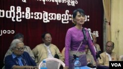 Aung San Suu Kyi reunida con miembros de su partido en Rangún.