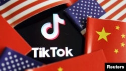 2020年7月16日美国和中国国旗中的TikTok徽标。