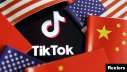 在中国和美国旗帜中的TikTok标识