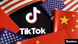 在中國和美國旗幟中的TikTok標識