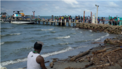 Se calcula que más de 11 mil migrantes haitianos, cubanos, africanos y venezolanos están atrapados en Necoclí, un municipio colombiano, fronterizo con Panamá.
