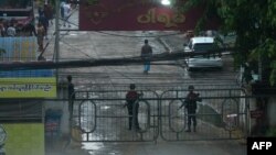 Pasukan keamanan Myanmar mengamankan lokasi pasca ledakan di sebuah terminal bus di Yangon (foto: dok). 