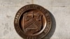 ARCHIVO - Un sello de bronce del Departamento del Tesoro se muestra en el edificio del Tesoro de Estados Unidos en Washington, Estados Unidos, el 20 de enero de 2023. 