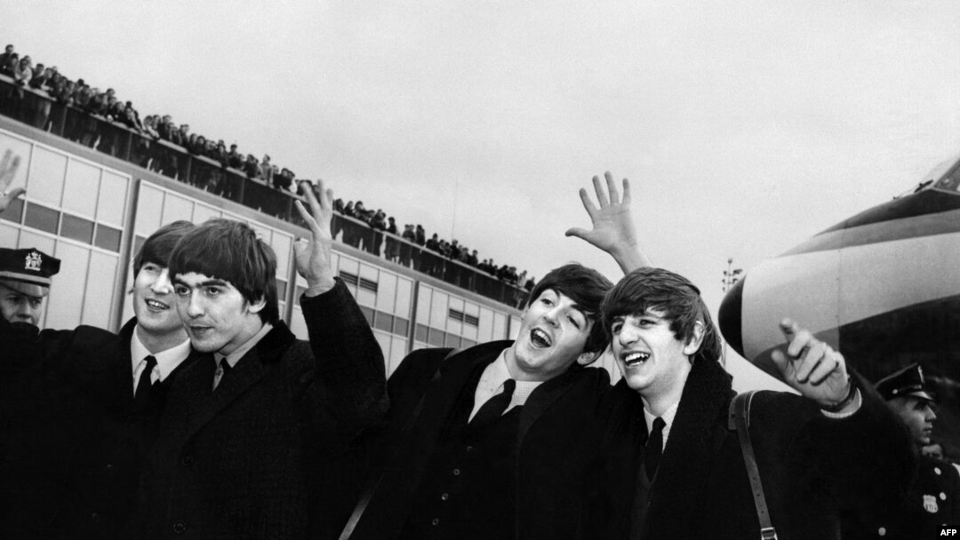 Первый визит The Beatles в США, 7 февраля 1964 – в аэропорту имени Джона Кеннеди в Нью-Йорке их встречают тысячи фанатов. Фото: AFP.