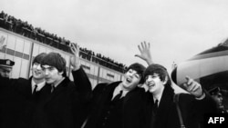 Первый визит The Beatles в США, 7 февраля 1964 – в аэропорту имени Джона Кеннеди в Нью-Йорке их встречают тысячи фанатов. Фото: AFP.