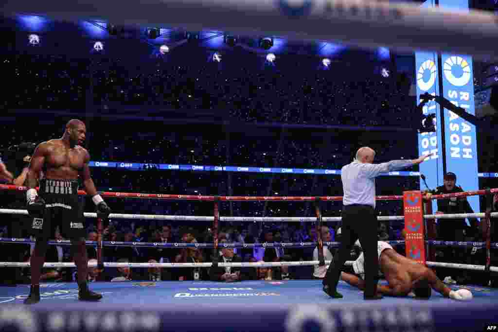 Moyi Grande-Bretagne Anthony Joshua (D) akweyi makofi ya moyi Grande-Bretagne mosusu Daniel Dubois na bitumba ya ba poids lourds ya nkamba ya molongo ya IBF na etando ya masano ya Wembley, Londres, Sanza 21 2024. (Photo by Adrian Dennis / AFP) 