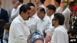 El presidente venezolano Nicolás Maduro da la mano al comandante de la guerrilla de las FARC de Colombia, Iván Márquez, durante la firma del alto el fuego entre el gobierno colombiano y la guerrilla de las FARC en La Habana el 23 de junio de 2016.