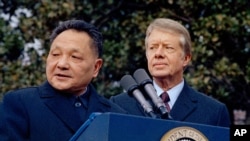 資料照片 1979 年 1 月 29 日，時任中國副總理的鄧小平訪問白宮，與時任美國總統吉米·卡特（右）在一起。