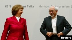 Kepala Kebijakan Luar Negeri Uni Eropa, Catherine Ashton (kiri) dan Menlu Iran Javad Zarif melakukan pertemuan di Jenewa, Kamis (7/11). 