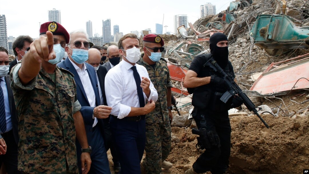 Perezida w'Ubufaransa Emmanuel Macron, mu rugendo kuraba ivyononekaye ku kivuko c'i Beirut, muri Libani, kw'itariki 06/08/2020.