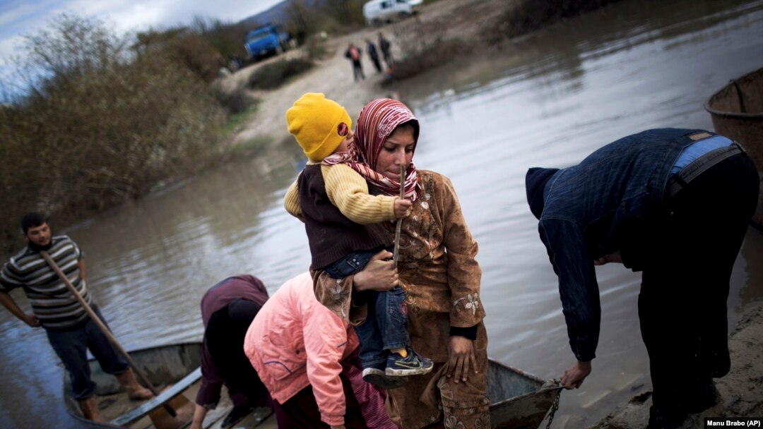 Dalam foto tertanggal 8/12/2012 pengungsi Suriah menyeberangi perbatasan Suriah menuju Turki melalui Sungai Orontes. UNHCR melaporkan perang di Suriah telah memaksa 3 juta orang mengungsi. 