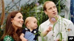 Pangeran William dan istrinya Kate Duchess of Cambridge serta putra mereka Pangeran George di Natural History Museum, London.