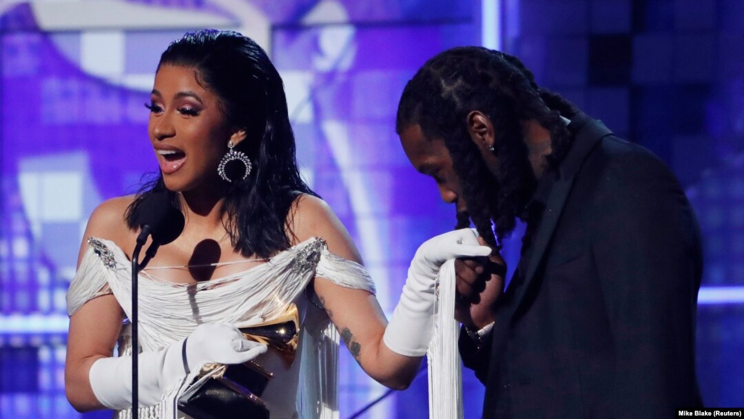 Arquivo: Cardi B recebe o Grammy para Melhor Album Rap em fevereiro de 2019 - ao lado o rapper Offset