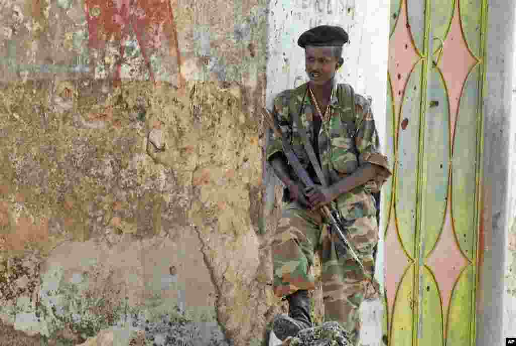 Somali government soldier mans a positions near northern Mogadishu's Yaqshid district headquarters after Islamist insurgents pulled out of the area on August 6, 2011. (AFP)