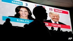 Sejumlah mahasiswa Howard University menyaksikan acara nonton bersama hasil pemilu Amerika di Washington, pada 5 November 2023. (Foto: AP/Nathan Howard)