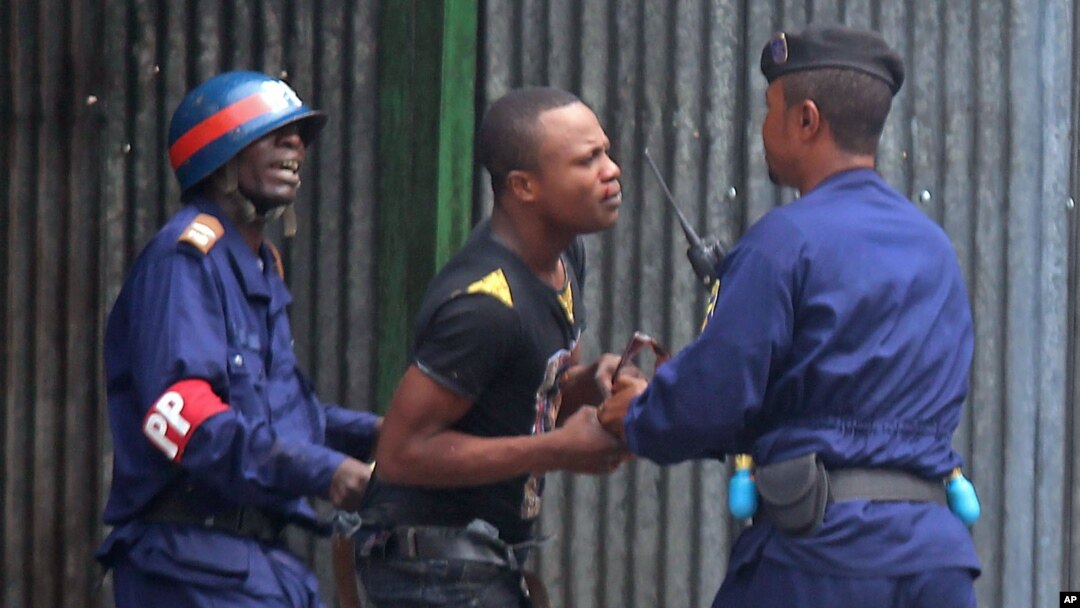 Des policiers arrètent un manifestant à Kinshasa, 19 janvier 2015