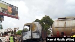 Un camion citerne incendié à Lubumbashi, en RDC, le 24 décembre 2017. (VOA/Narval Mabila)