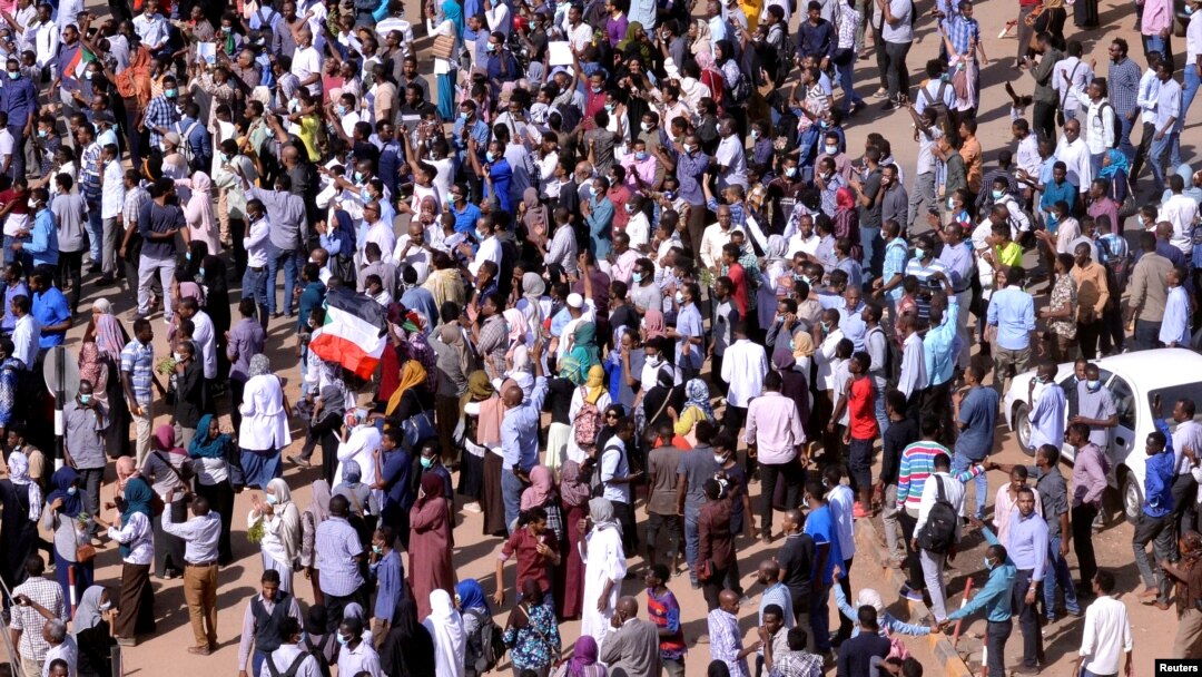 Para demonstran Sudan berbaris di sepanjang jalan sambil meneriakkan slogan-slogan saat berlangsungnya aksi protes anti-pemerintah di Khartoum, Sudan 25 Desember 2018.