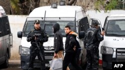 Des policiers dans la ville de Tebourba, Tunisie, le 11 janvier 2018