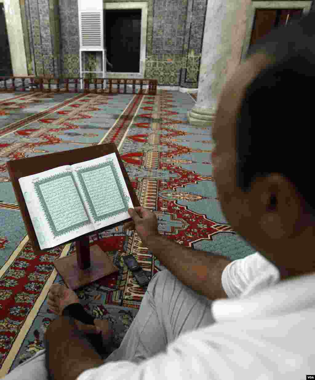 Ramazonning uchinchi kunida Liviyalik musulmon masjidda Qur'on o'qimoqda. Tripoli, 22-iyul, 2012-yil.