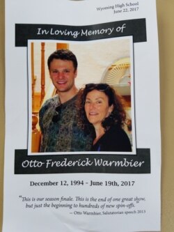 지난 2017년 6월 미국 오하이오주 와이오밍 고등학교에서 열린 오토 웜비어 군의 장례식 안내문. 오토 군과 어머니 신디 씨가 다정하게 찍은 사진을 담았다.