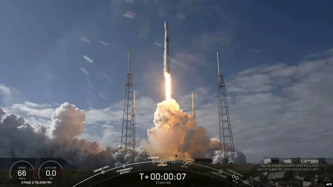 El cohete Falcon 9 de SpaceX cayó al mar junto a la la plataforma acuática donde debía aterrizar. 