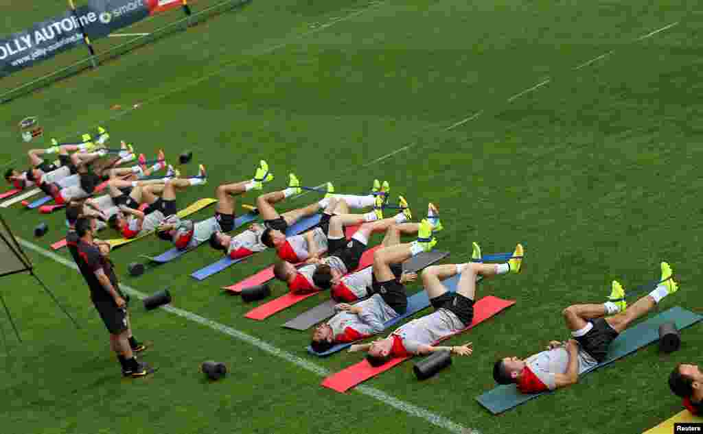 Os jogadores da selecção da Croácia fazem exercícios de alongamentos em Bad Tatzmannsdorf, Maio 25, 2014. A Croácia cumpriu o seu estágio em Bad Tatzmannsdorf, junto a Viena, para a preparação para o Mundial de Futebol que se realiza em 12 cidades do Brasil de 12 de Junho a 13 de Julho.