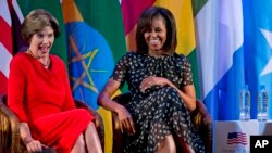 美国第一夫人米歇尔.奥巴马与前第一夫人劳拉.布什一起参加非洲第一夫人峰会。2013年7月2日