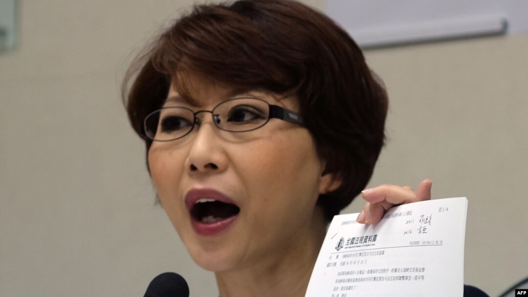 Chen Ting-fei, pembuat kebijakan dari partai Progresif Demokratik (DPP), memperlihatkan kesepakatan antara Taiwan dan China kepada para wartawan di parlemen Taipei (12/4). 