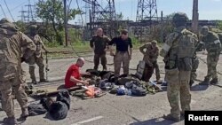 Ukrajinski vojnici poslije predaje i izlaska iz čeličane Azovstal u Mariupolju.