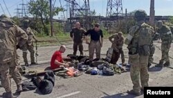 Ukrajinski vojnici posle predaje i izlaska iz čeličane Azovstal u Marijupolju