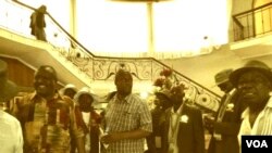 Induna uFortune Charumbira labanye bakhe balungiselela umhlangano ozakwenziwa ngoLwesihlanu koBulawayo.