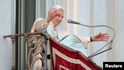 Paus Benediktus XVI memberkati para hadirin dari balkon kediaman musim panasnya di Kastil Gandolfo di selatan Roma, sesaat sebelum berakhirnya jabatan sebagai pemimpin gereja Katolik Roma, 28 Februari 2013 (REUTERS/Max Rossi)