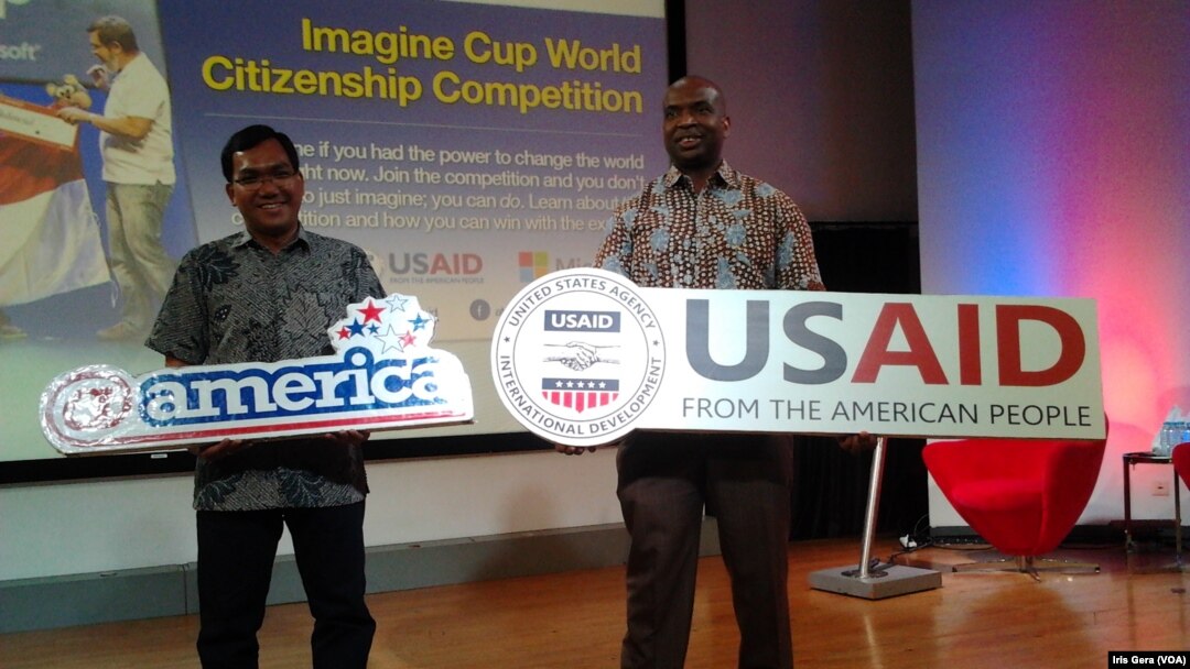 Derick Brown dan Irving Hutagalund di @America, Jakarta, Rabu, 22 Oktober 2014 (Foto: VOA/Iris Gera)