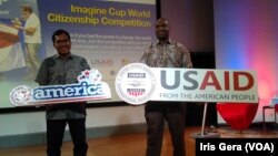 Derick Brown dan Irving Hutagalund di @America, Jakarta, Rabu, 22 Oktober 2014 (Foto: VOA/Iris Gera)