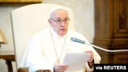 El papa Francisco habla durante su audiencia general de los miércoles en el Vaticano el 3 de junio de 2020.