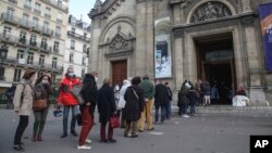 Jemaat gereja antre untuk menghadiri ibadah di gereja Notre-Dame-des-Champs di Paris, Minggu (29/11). 