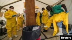 Ma'aikatan kiwon lafiya na kungiyar MSF su na shirin kai abinci ma masu fama da Ebola da ake kebe a wani asibitin da kungiyar ta bude don kula da masu Ebola a Kailahun a kasar Saliyo.