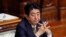 日本首相安倍晋三在东京国会上院参加有关安保法的讨论。（2015年7月27日）