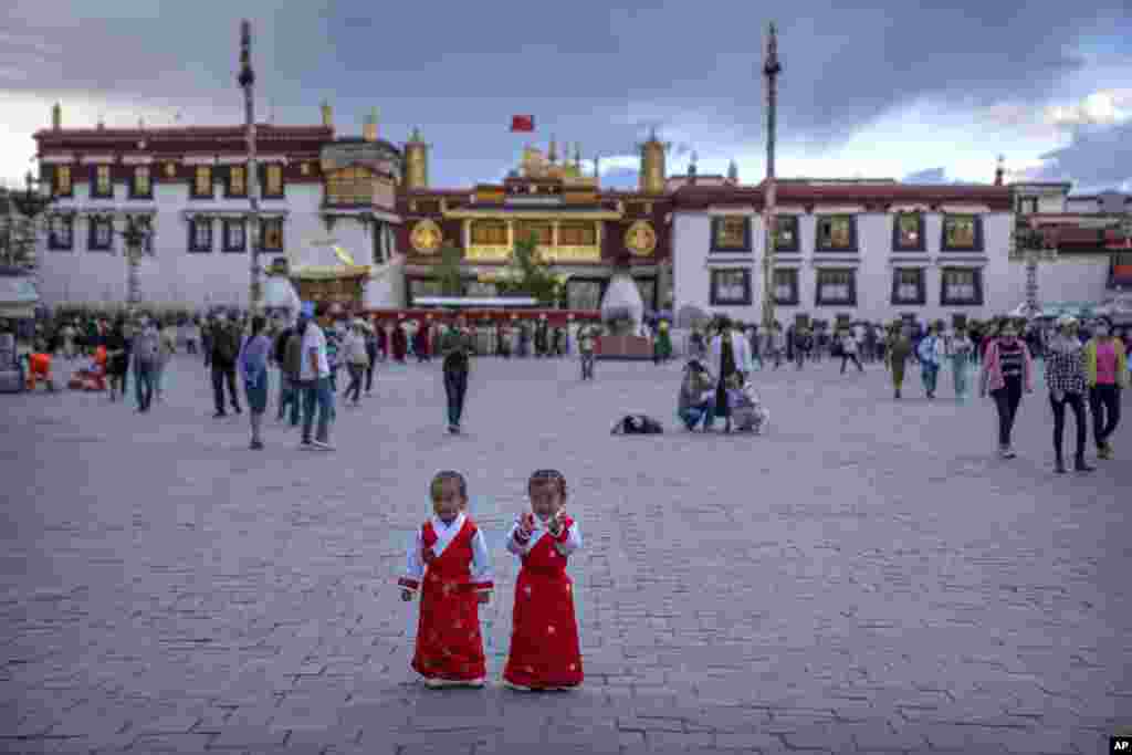 Girls stand on a square in front of the Jokhang Temple in Lhasa in western China&#39;s Tibet Autonomous Region during a government organized visit for foreign journalists.