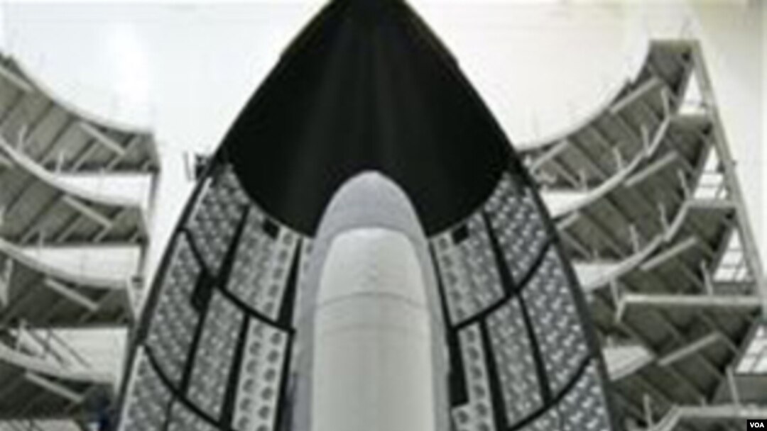 Pesawat robot X-37B Orbital Test Vehicle yang baru diluncurkan ke luar angkasa oleh Angkatan Udara AS.