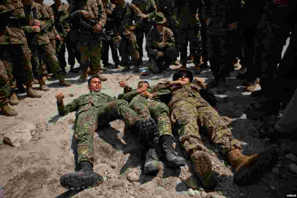 2012年10月，美菲年度兩棲登陸聯合軍演期間，非致命武器訓練。