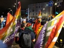 Una multitud reunida en Varsovia, Polonia, el miércoles 27 de enero de 2021, protesta luego que la más alta corte del país confirmara un fallo altamente divisivo que restringirá aún más las estrictas leyes antiaborto de la nación mayormente católica.