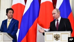 Presiden Rusia Vladimir Putin (kanan) dan PM Jepang Shinzo Abe, di Kremlin, Moskow, 22 Januari 2019. (Foto: dok)