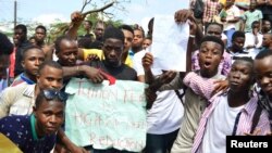 Des étudiants de l'Université de Calabar manifestant contre l'augmentation des frais universitaires à Calabar, Nigeria. 