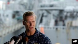 Laksama Muda Joseph Aucoin, komandan Armada ke-7 Angkatan Laut Amerika, saat memberikan keterangan kepada pers terkait kerusakan kapal USS Fitzgerald di Pangkalan Angkatan Laut AS di Yokosuka, barat daya Tokyo, 18 Juni 2017.(foto: dok).