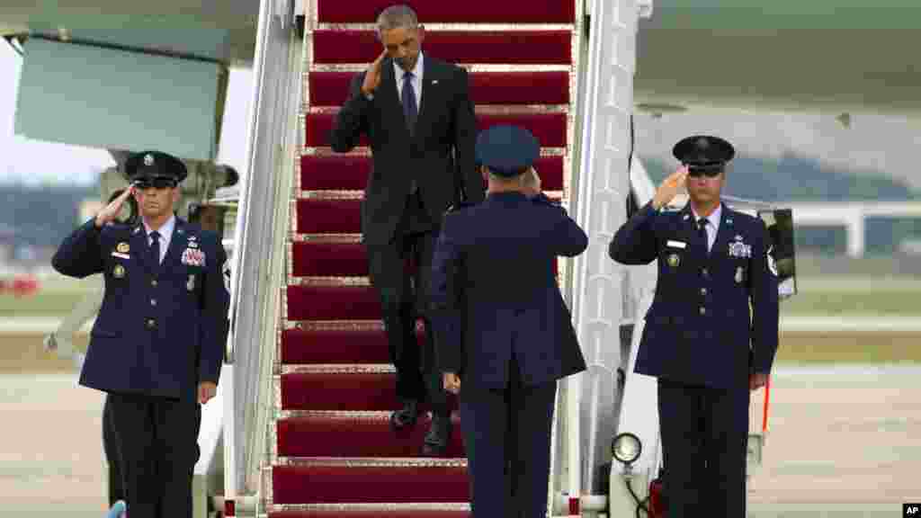 Le président Barack Obama salue un soldat à son arrivée à Andrews Air Force Base, Md., le jeudi 16 juin, 2016.